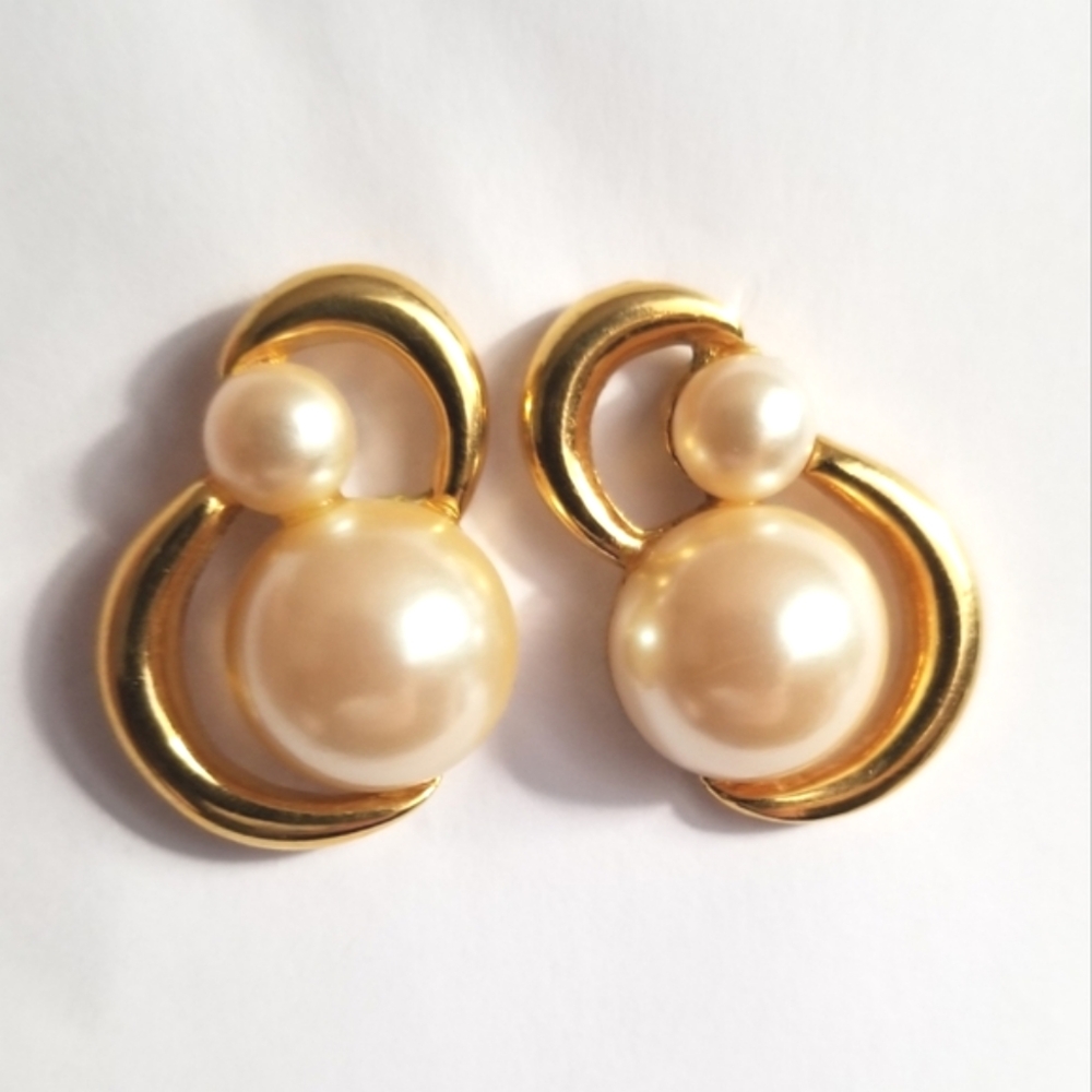Vintage Richelieu earrings faux pearls Gold tone pearlcore elegant classic